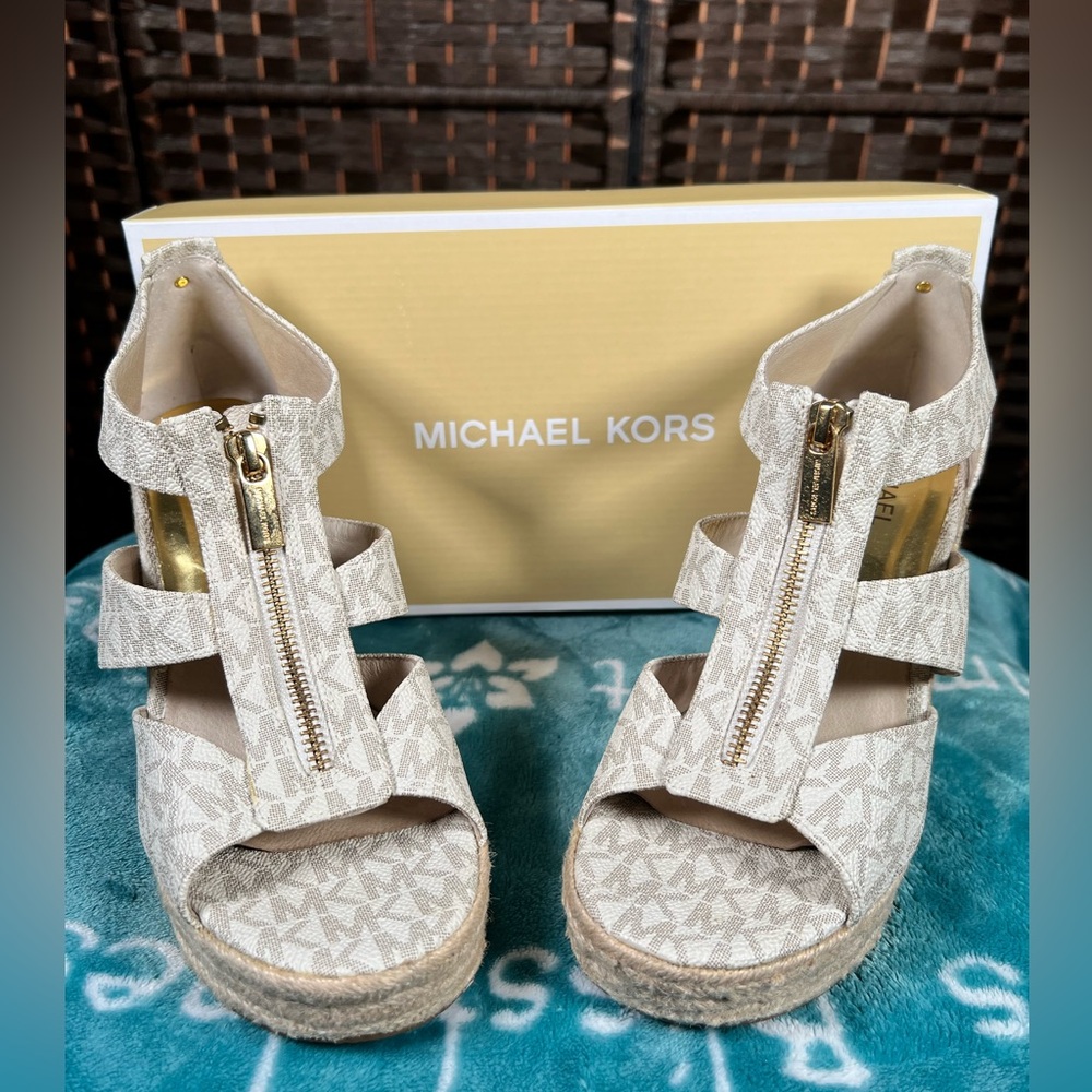 NEVER WORN!! MICHAEL KORS Damita Logo Wedge Sandal Vanilla & White - NWOB